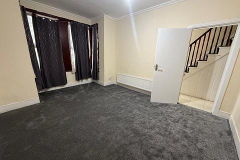 3 bedroom terraced house to rent, Ruskin Avenue, London E12