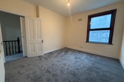 3 bedroom terraced house to rent, Ruskin Avenue, London E12