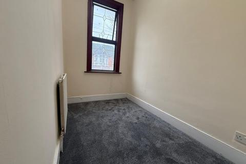 3 bedroom terraced house to rent, Ruskin Avenue, London E12