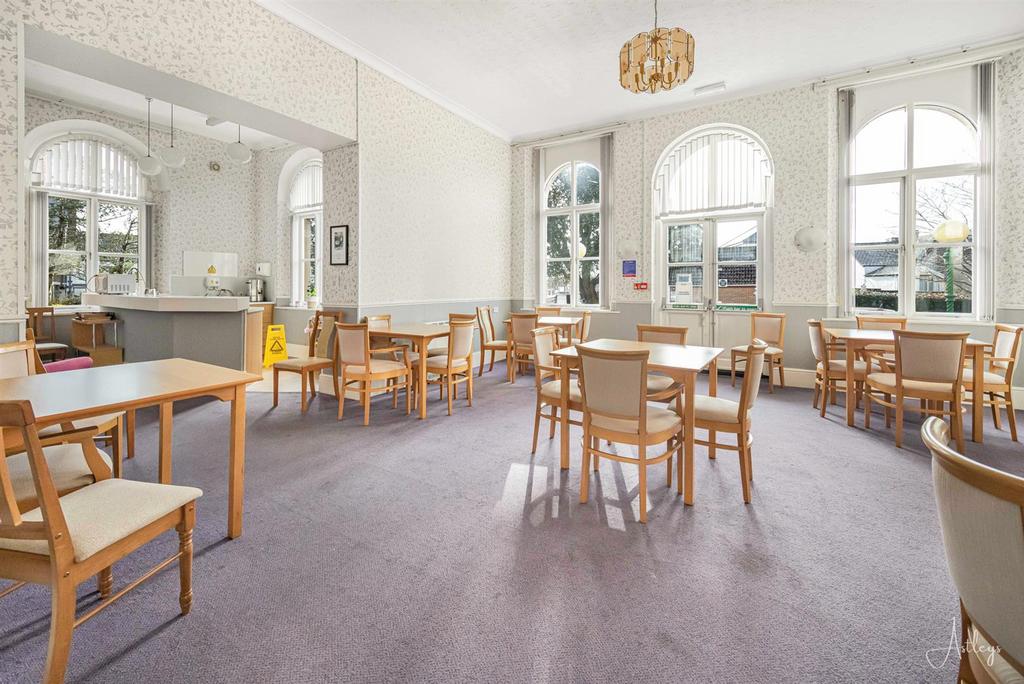 Lounge & Dining Area