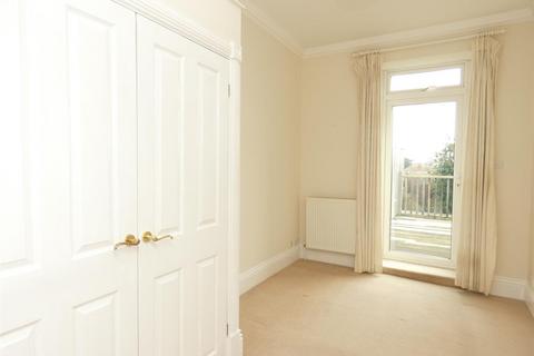 2 bedroom flat to rent, Callis Court Road, Broadstairs, CT10