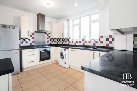 3 bedroom semi-detached house to rent, Manford Way, Chigwell