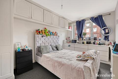 12 Orchis Way, Romford, RM3 9NT