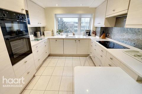 3 bedroom apartment for sale, The Bowls, Chigwell