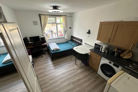 Studio to rent, Lampton Road, Hounslow TW3