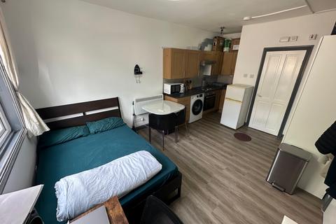 Studio to rent, Lampton Road, Hounslow TW3