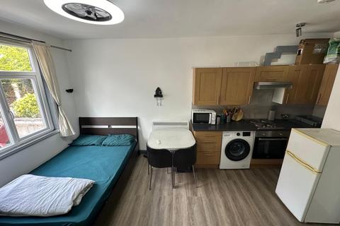 Studio to rent, Lampton Road, Hounslow TW3