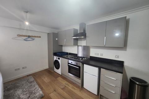 Studio to rent, Wakefield, WF1