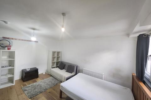 Studio to rent, Wakefield, WF1