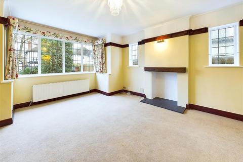 4 bedroom detached house to rent, Garrick Close, Hersham, Walton-On-Thames