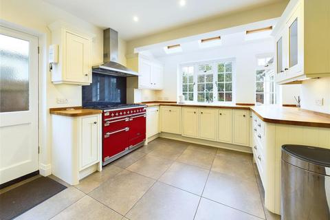 4 bedroom detached house to rent, Garrick Close, Hersham, Walton-On-Thames