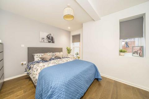 3 bedroom flat for sale, Cromwell Road, London SW19