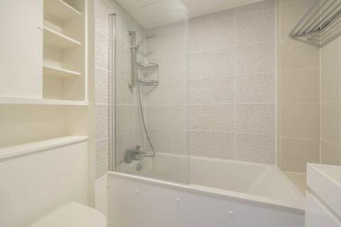 Studio to rent, Chelsea Cloisters, London SW3