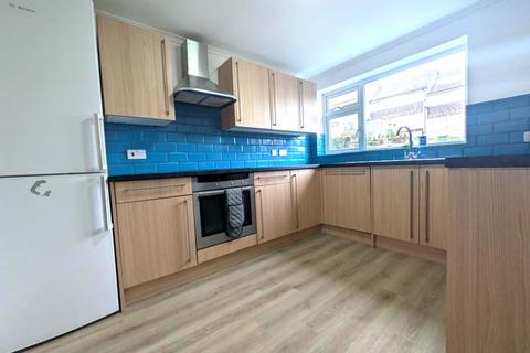 3 bedroom terraced house to rent, Buckhurst Close, Redhill