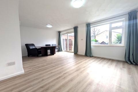 3 bedroom terraced house to rent, Buckhurst Close, Redhill