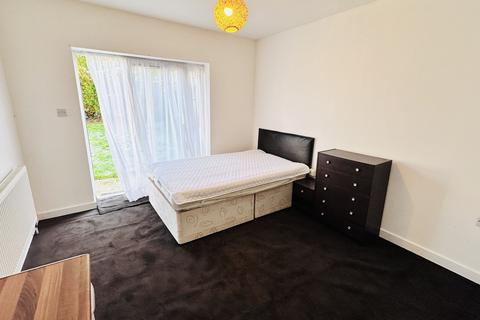 Studio to rent, Thorn Close, Northolt UB5