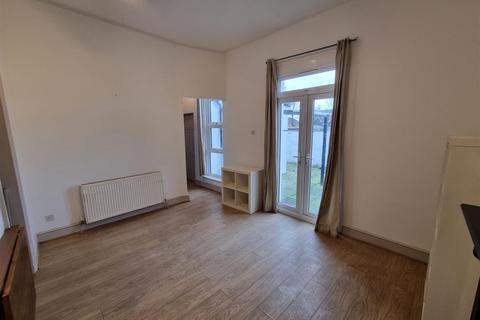 19b Prince Road, London, SE25 6NN