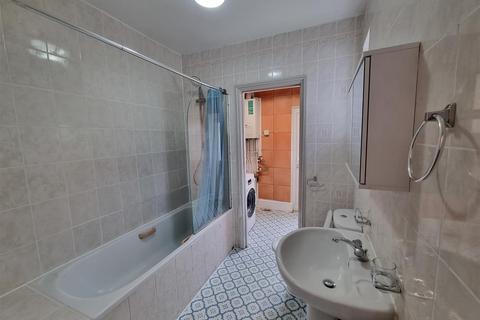 19b Prince Road, London, SE25 6NN