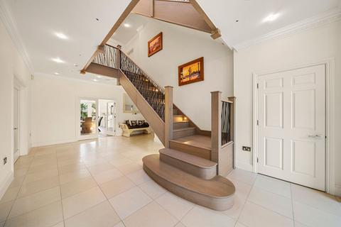 18 The Barton, Cobham, KT11 2NJ