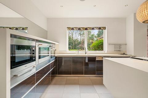 18 The Barton, Cobham, KT11 2NJ