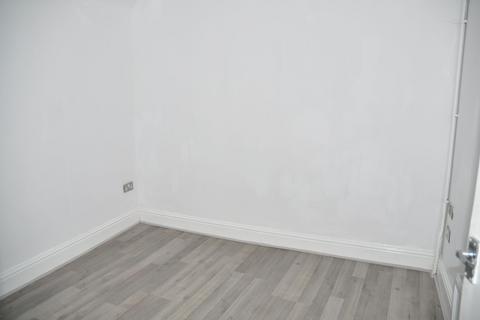 2 bedroom end of terrace house to rent, FLAT 2, 27, Holyhead, LL65