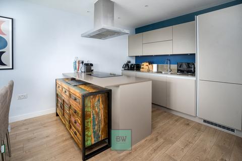 3 bedroom penthouse for sale, Beechwood Road, London E8