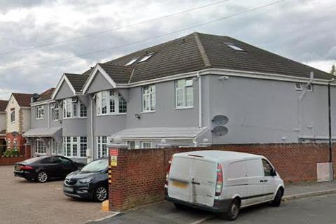 Studio to rent, The Drive, Slough