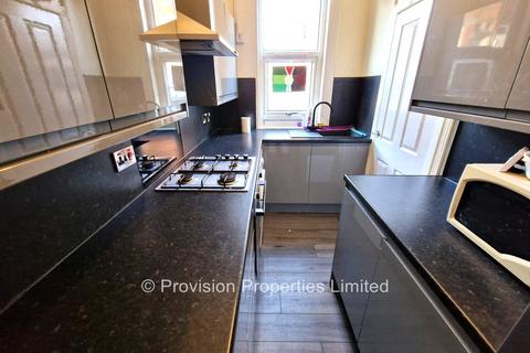 2 bedroom terraced house to rent, Quarry Street, Woodhouse LS6