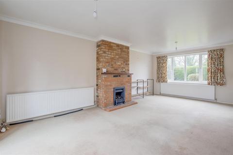 5 bedroom detached house to rent, North Road, Widmer End High Wycombe HP15