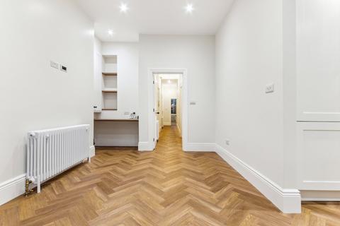 3 bedroom flat to rent, Leith Mansions, Grantully Road, London