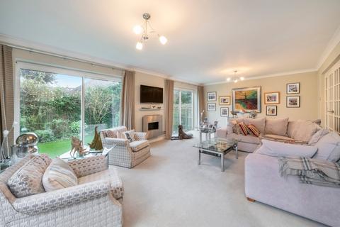 3 bedroom detached house for sale, Vicarage Drive, East Sheen