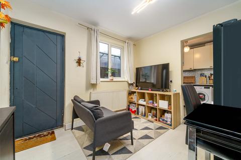 2 bedroom flat for sale, Purbrock Avenue, Watford, Herts, WD25