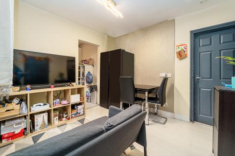 2 bedroom flat for sale, Purbrock Avenue, Watford, Herts, WD25