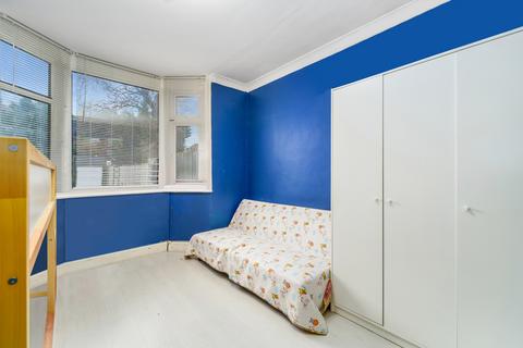 2 bedroom flat for sale, Purbrock Avenue, Watford, Herts, WD25