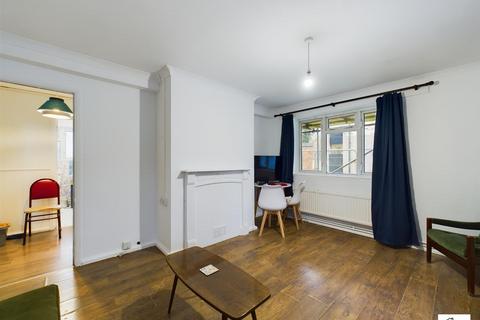 2 bedroom ground floor flat for sale, Chigwell Road, London