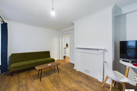 2 bedroom ground floor flat for sale, Chigwell Road, London