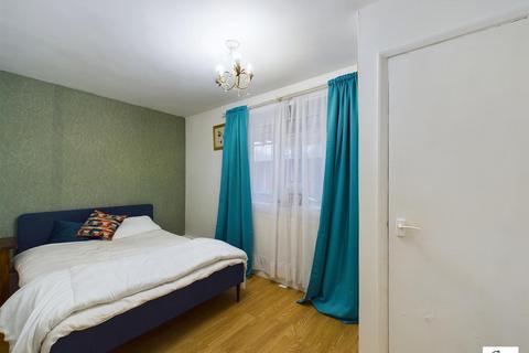 2 bedroom ground floor flat for sale, Chigwell Road, London