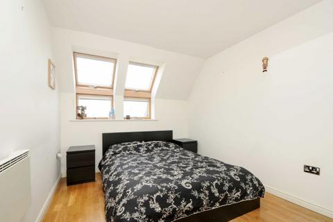 2 bedroom flat for sale, Garratt Lane, London SW18