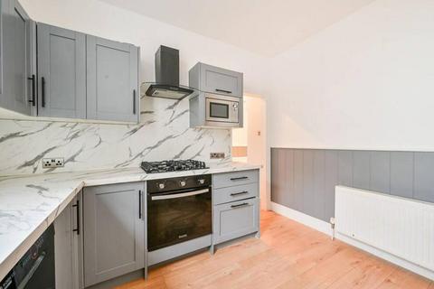 2 bedroom terraced house to rent, Mill Hill Road Acton