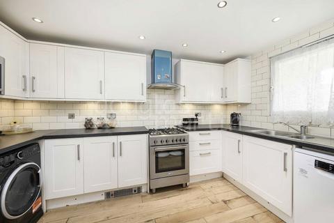 3 bedroom flat to rent, Belle Vue Estate, London NW4