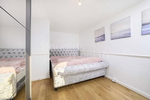 3 bedroom flat to rent, Belle Vue Estate, London NW4