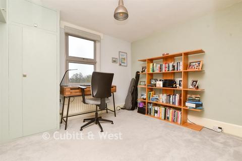 15 Riverside, Dorking, RH4 1PR