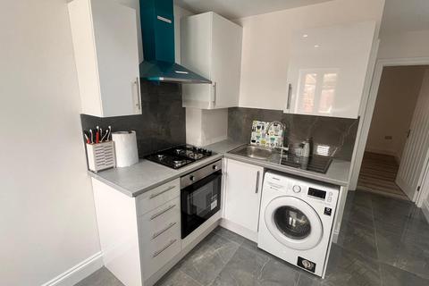 Studio to rent, Birch Close, Romford RM7