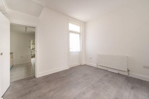 4 bedroom terraced house to rent, Pulleyns Avenue, East Ham, London, E6