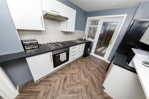 2 bedroom terraced house for sale, Station Road, Thornton