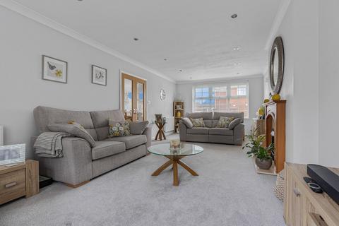 4 bedroom end of terrace house for sale, Shaftesbury Crescent, Staines-upon-Thames, TW18