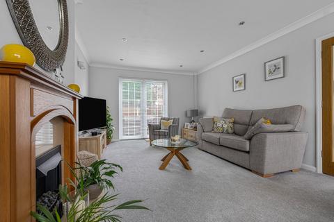 4 bedroom end of terrace house for sale, Shaftesbury Crescent, Staines-upon-Thames, TW18