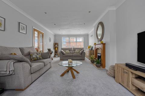 4 bedroom end of terrace house for sale, Shaftesbury Crescent, Staines-upon-Thames, TW18