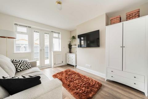 2 bedroom flat for sale, Merton Road, London SW19