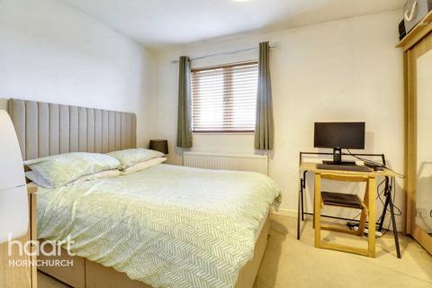 3 Dewey Path, Hornchurch, RM12 6TX
